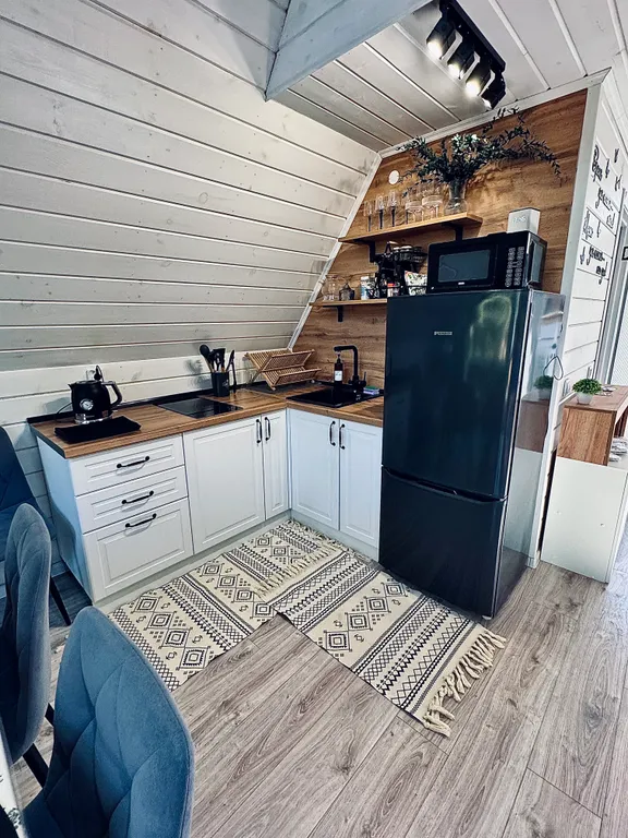 Дом A-frame с баней и джакузи под открытым небом в сосновом лесу