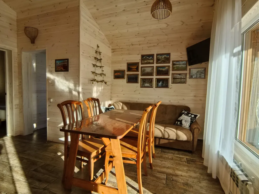 Уютный дом у озера Манжерок