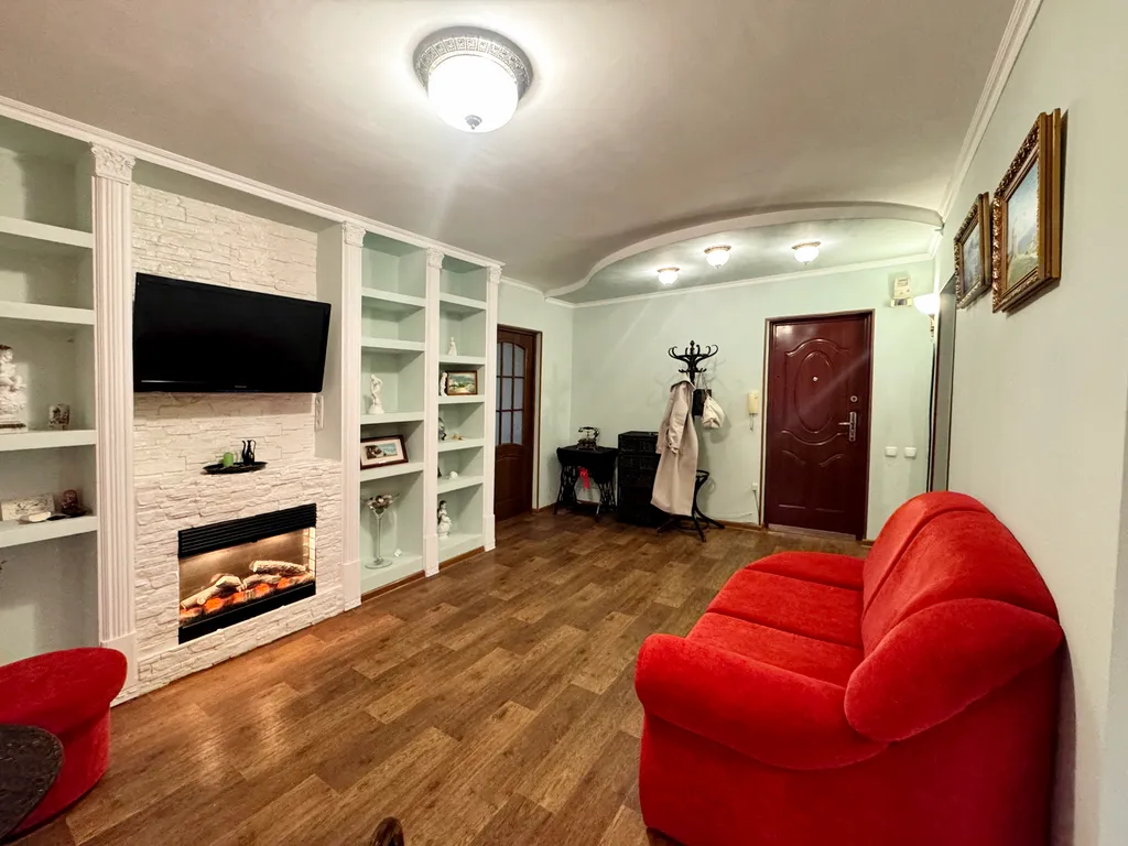 Дизайнерская квартира с камином и креслом-качалкой