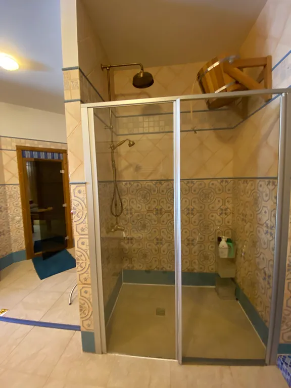 Домик с баней и террасой рядом с фонтанами Петродворца