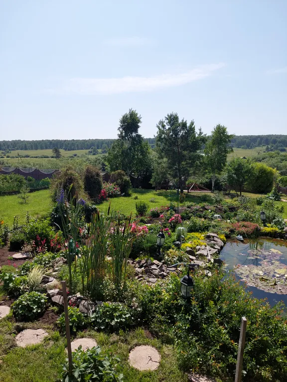 Уютный дом на берегу реки