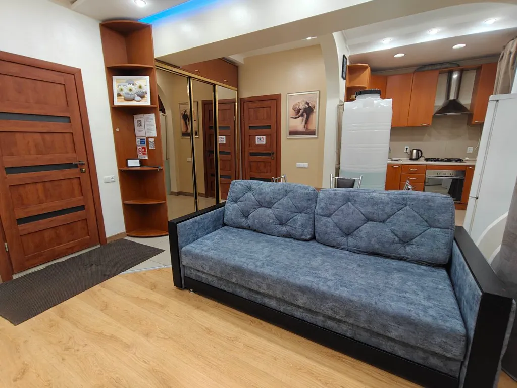 С круглосуточной водой двухкомнатная квартира в центре возле большого ТоргЦентра