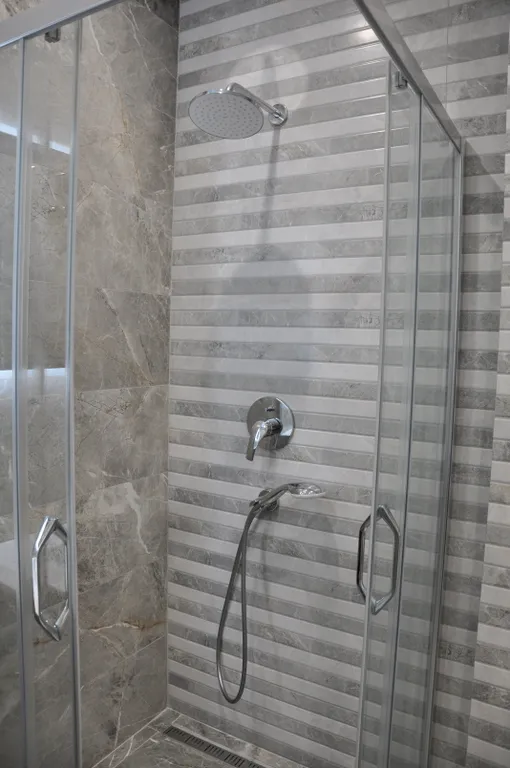 Студия с видом на море диваном и балконом