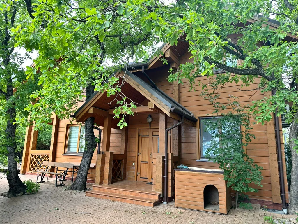Деревянный дом с приватной территорией