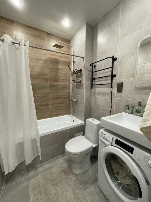 Стильная и уютная квартира с витражом на лоджии и прекрасным видом