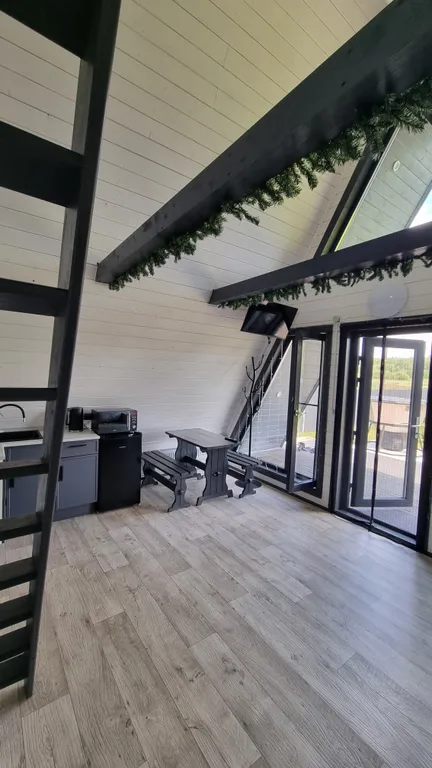 Домик у озера