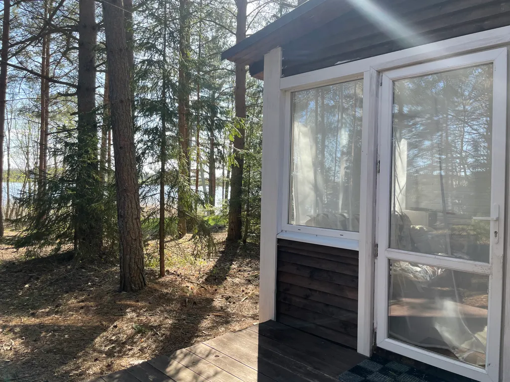 Домик на первой береговой линии озера Селигер