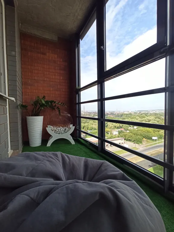 Высокая новостройка в центре города