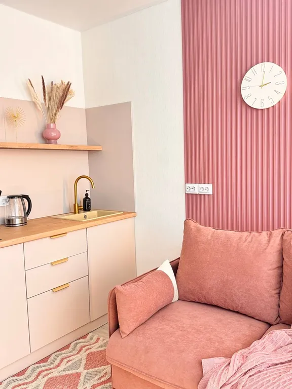 Милая студия с дизайнерским ремонтом