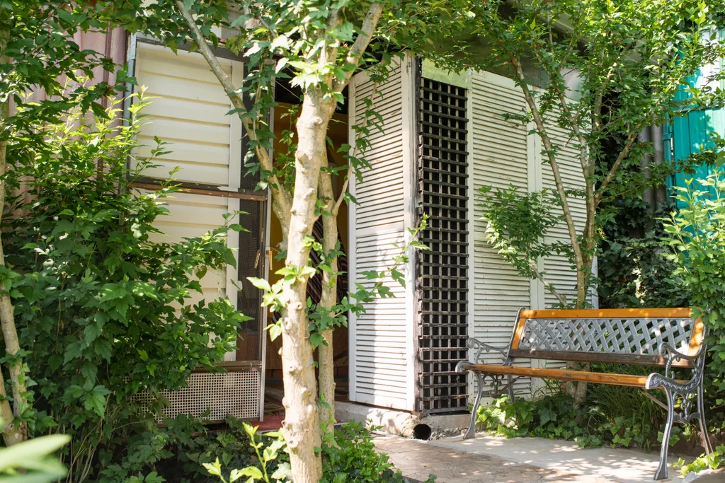 Домик в красивом саду