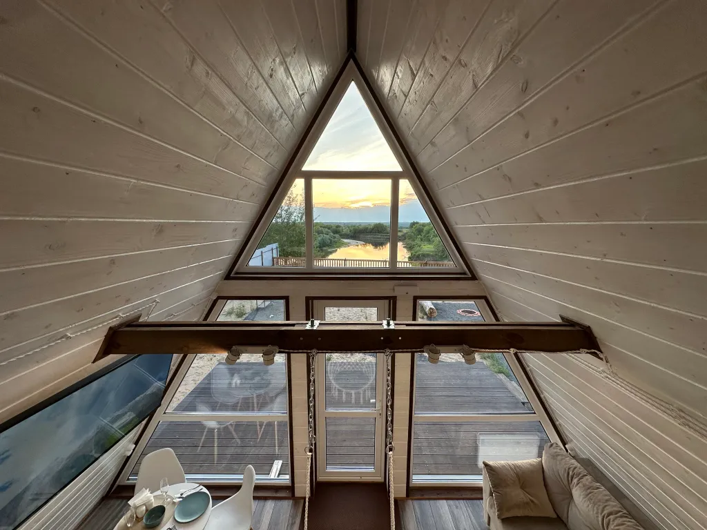 Дом в стиле A-frame на самом берегу реки
