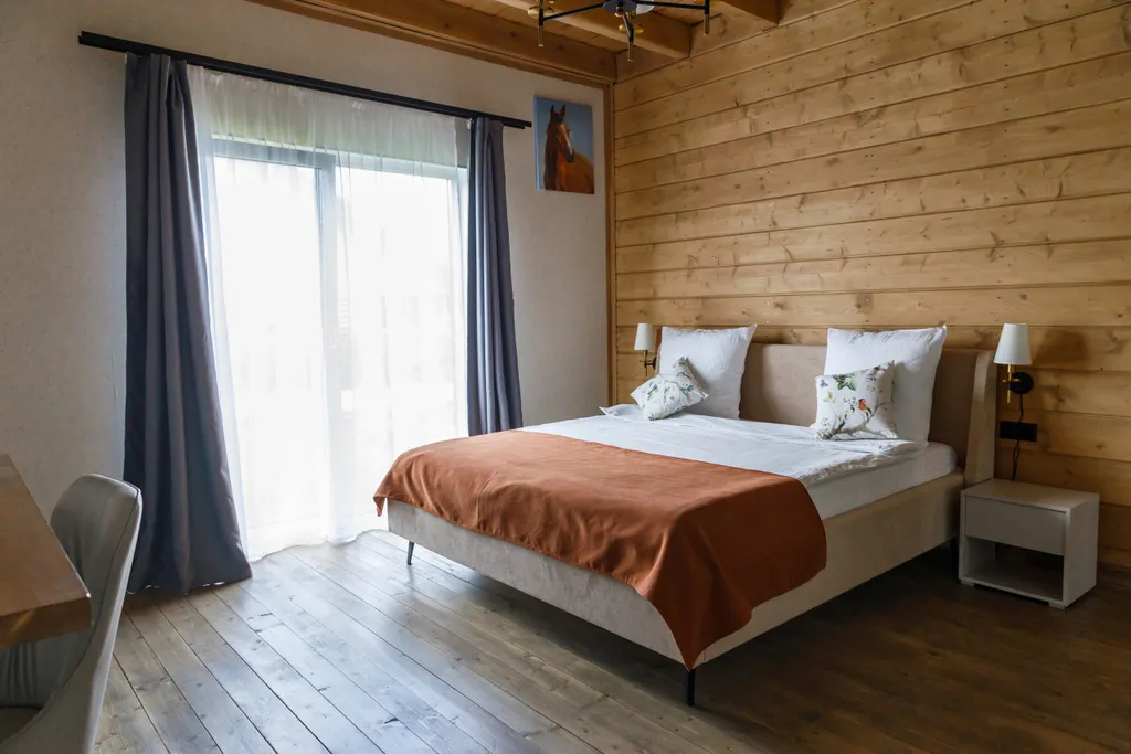 Трёхкомнатный коттедж в лесу у пруда