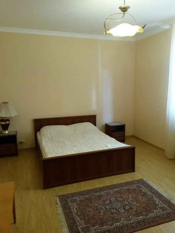 Квартира со своим двором на Виктории