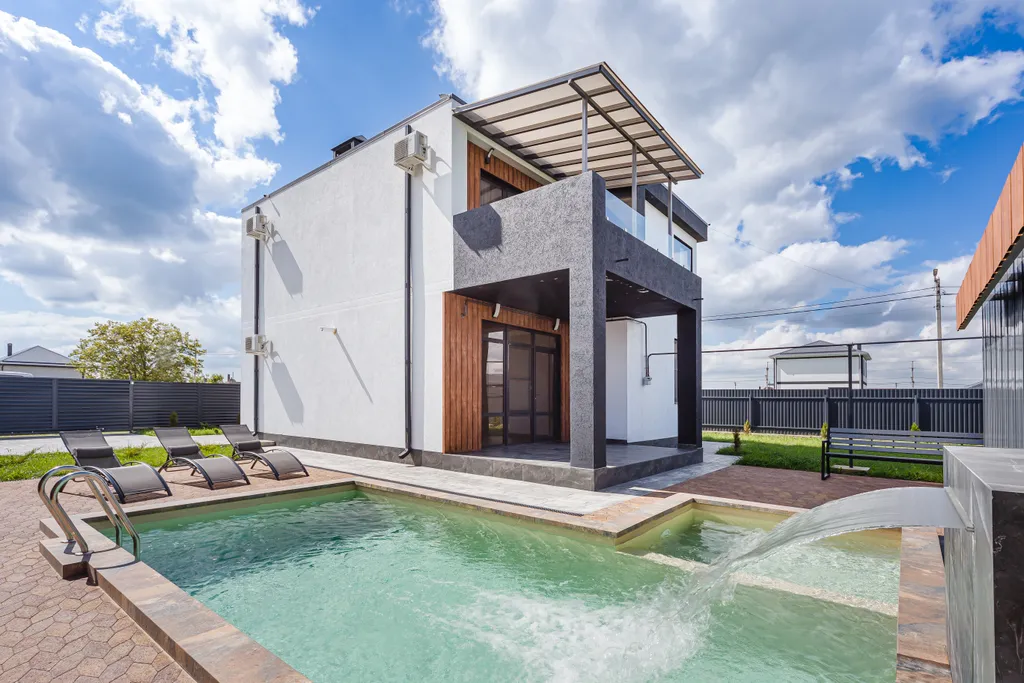 Загородный дом с русской баней и бассейном в 15 минутах от моря