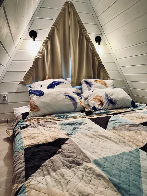 Дом A-frame с купелью, баней и бассейном в сосновом лесу