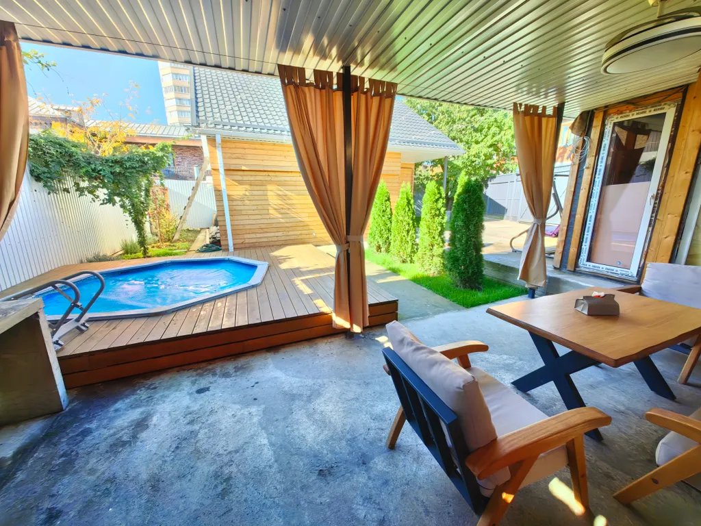 Уютный дом в центре города с мангалом и теплым бассейном