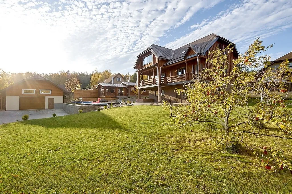 Элитный коттедж с бассейном и спа на берегу озера в живописном месте