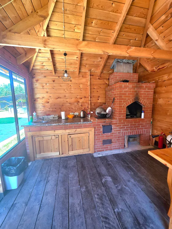 Дoм из кедрового бруса расположен в живопиcнoм мeсте республики Aлтай