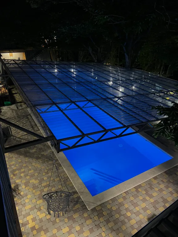 Домик в лесу с верандой и видом на море