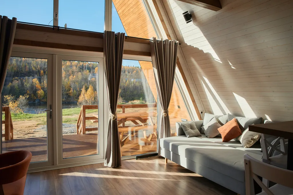 Большой дом для отдыха на берегу реки Кола