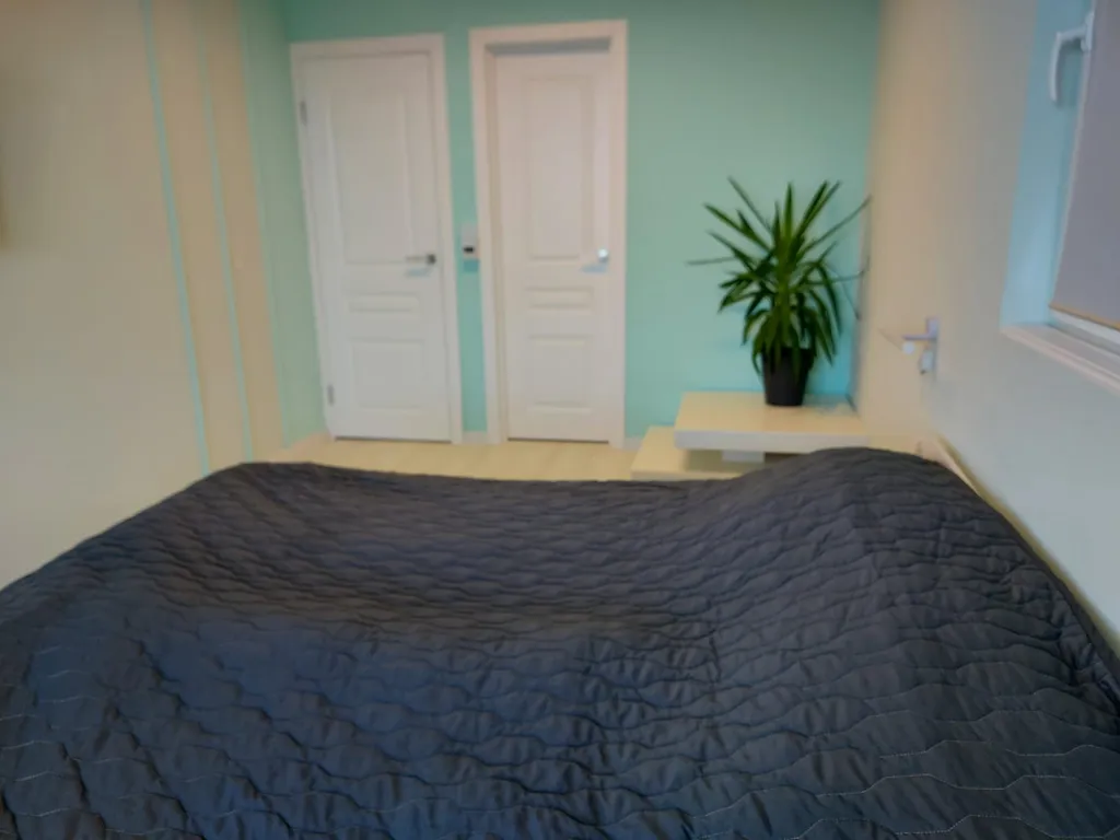 Дом с видом на море и отдельно стоящей баней.