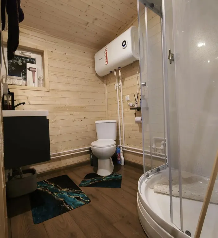 Уютный домик с банным чаном в окружении леса