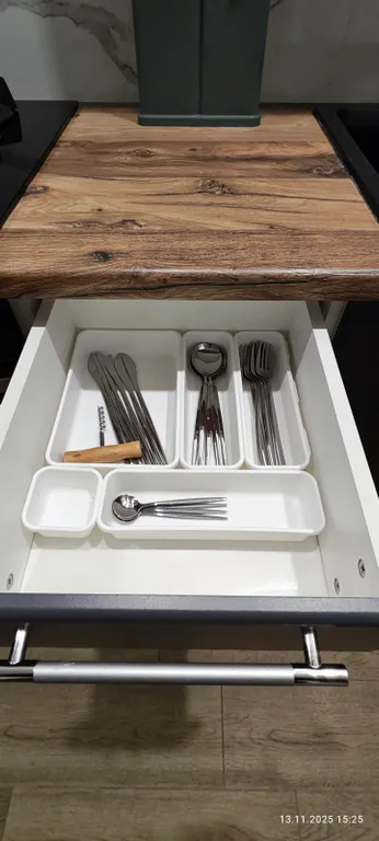 Уютная теплая современная квартира