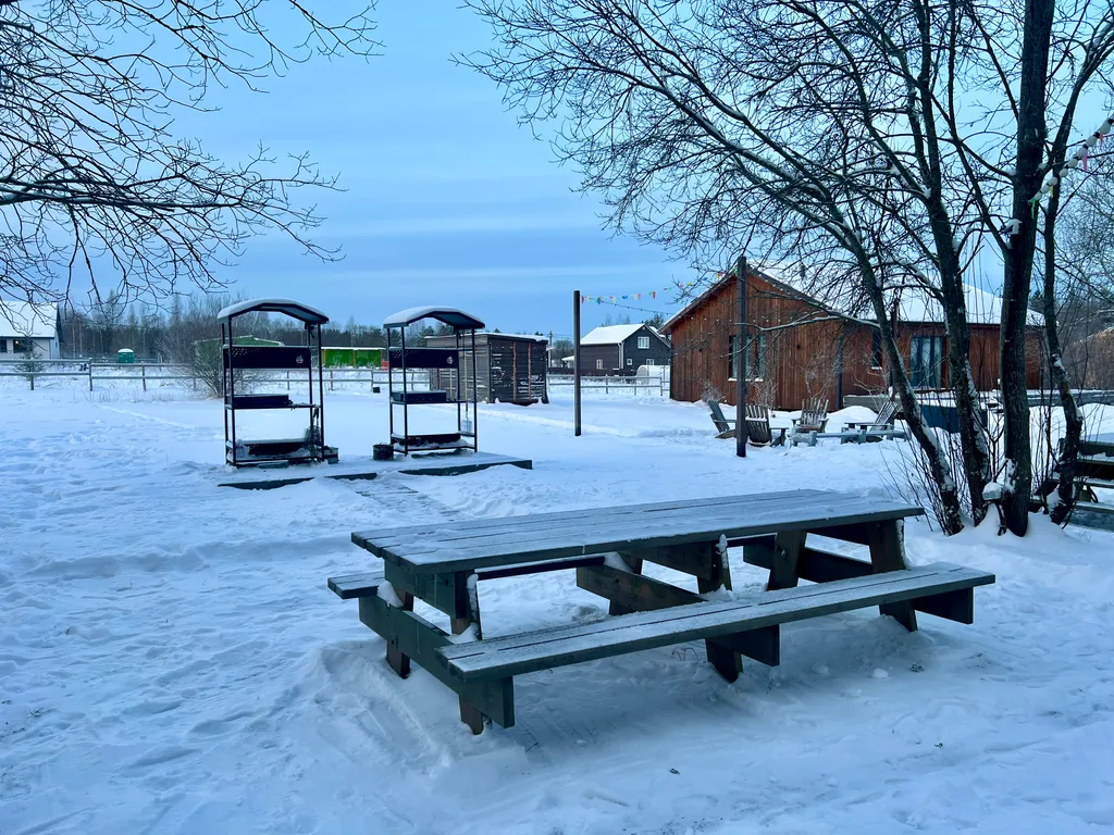 Синий домик в поле