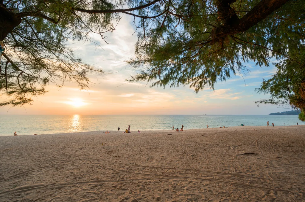 Просторные апартаменты в лагуне на Бангтао с видом на озеро и море