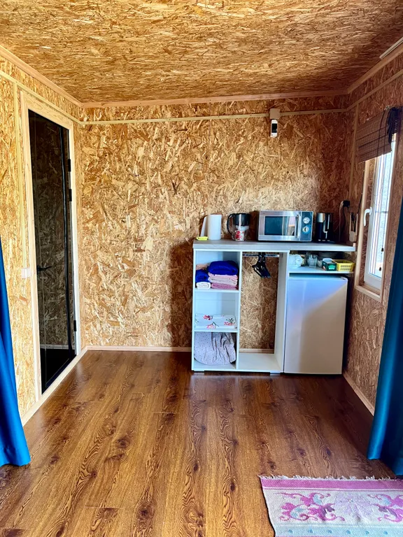 Домик с видом на горы у края каньона