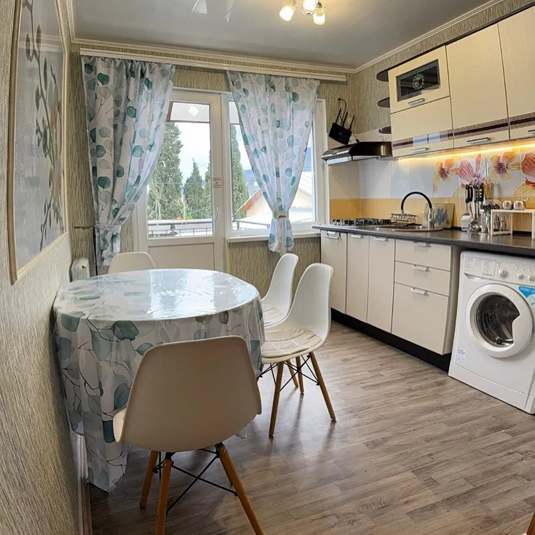 Этаж дома в центре с видом на море и горы