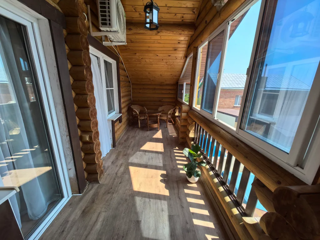 Дом сруб с бассейном и баней