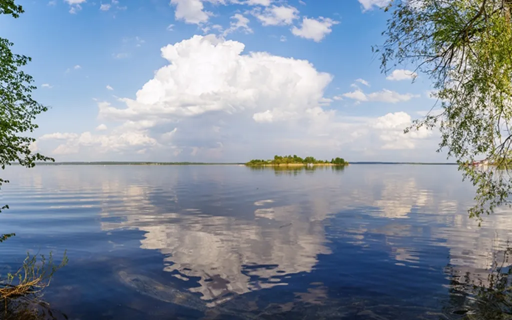 Домик в черте города рядом с озером