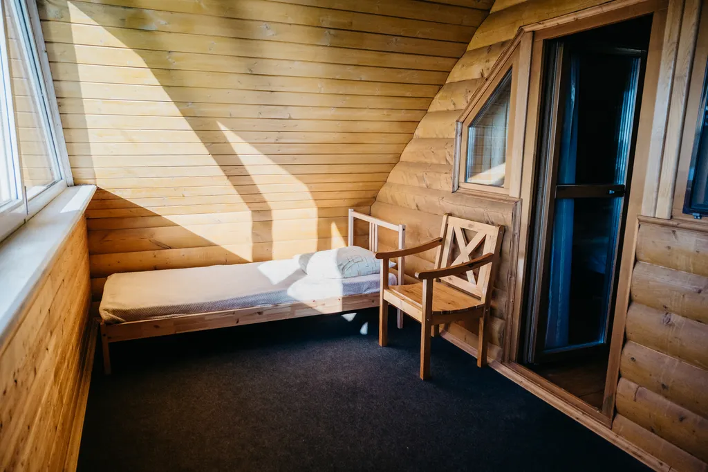 Уютный деревянный домик на берегу пруда с баней