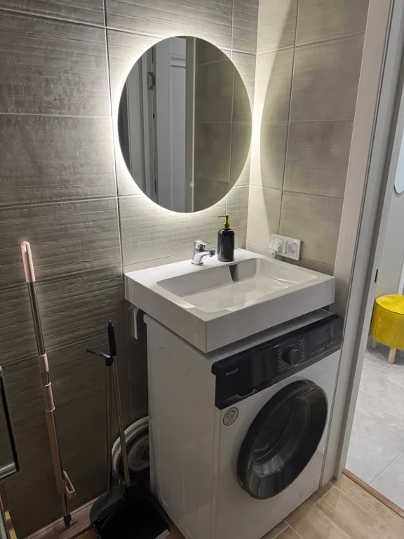 Уютная новая квартира с дизайнерским ремонтом с изолированной спальней