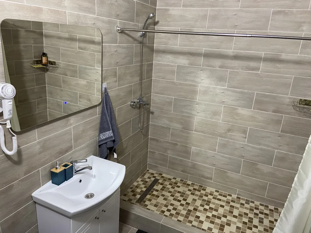 Дом в черте города в сосновом лесу