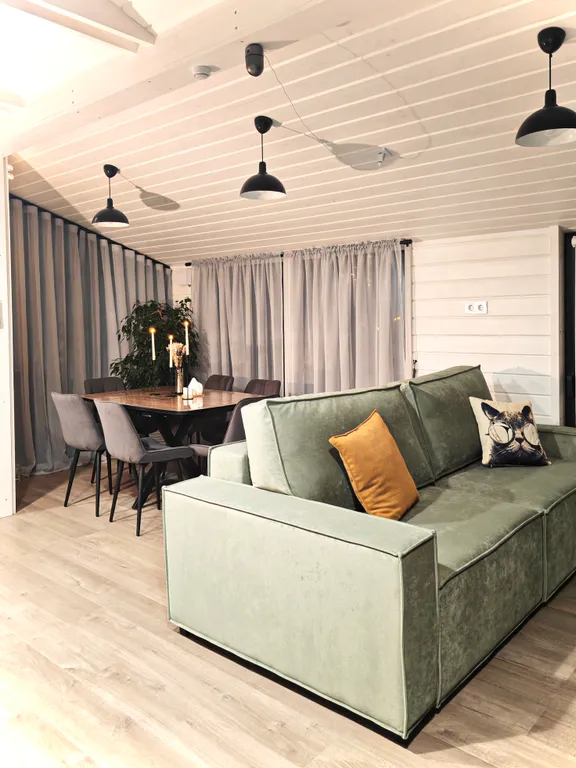 Дом у реки в сосновом лесу