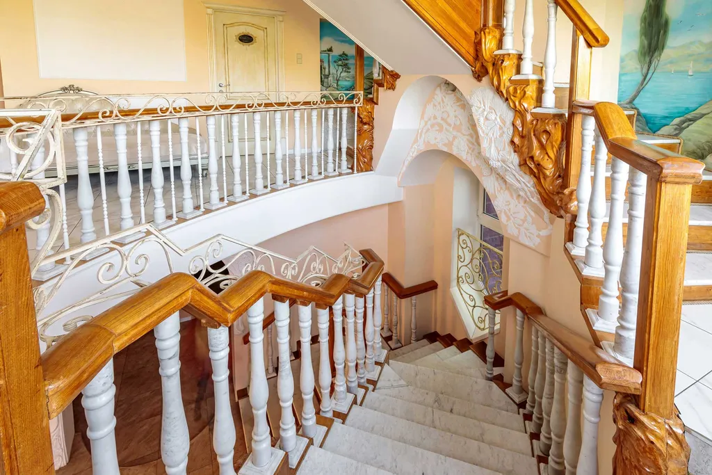 Замок на берегу каскада озер в Новой Москве