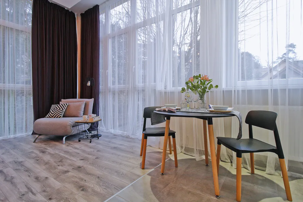 Студия с панорамными окнами в центре