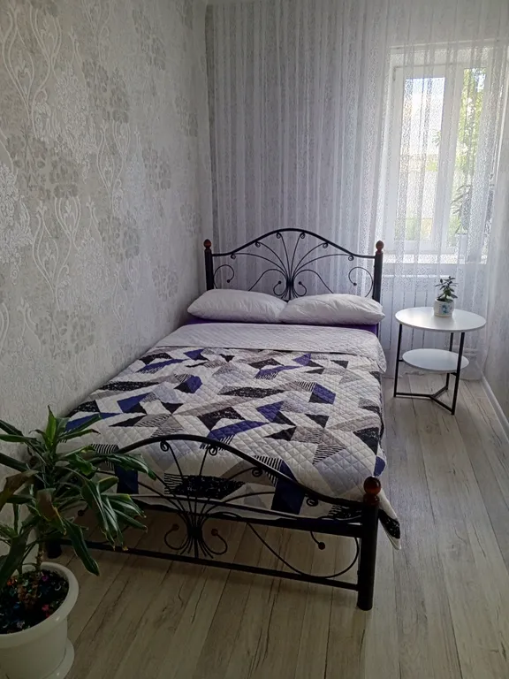 Часть дома на первом этаже, свой двор, где уютно, спокойно