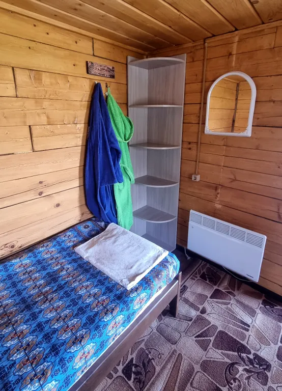 Двухместный домик с двумя отдельными кроватями и санузлом на два дома