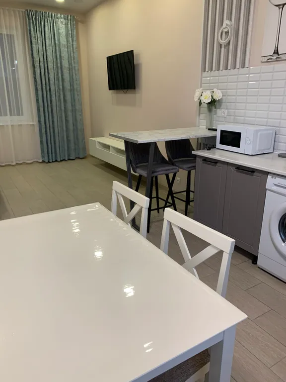 Первый этаж двухэтажного дома, с отдельным входом и общим двором