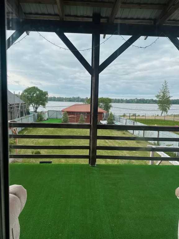 Двухэтажный дом на берегу реки Волга