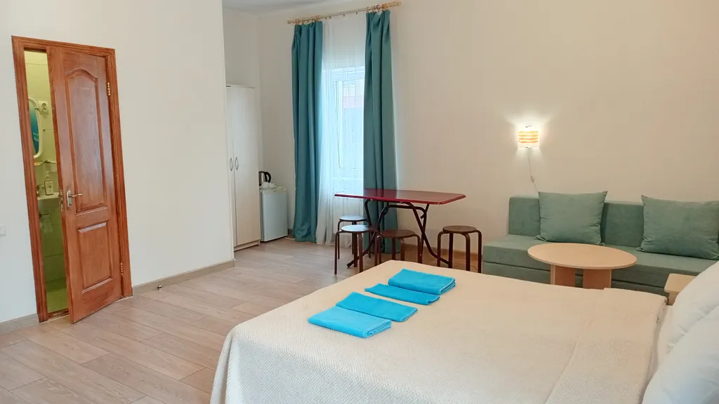 Двухместная комната с двумя доп. местами, с санузлом