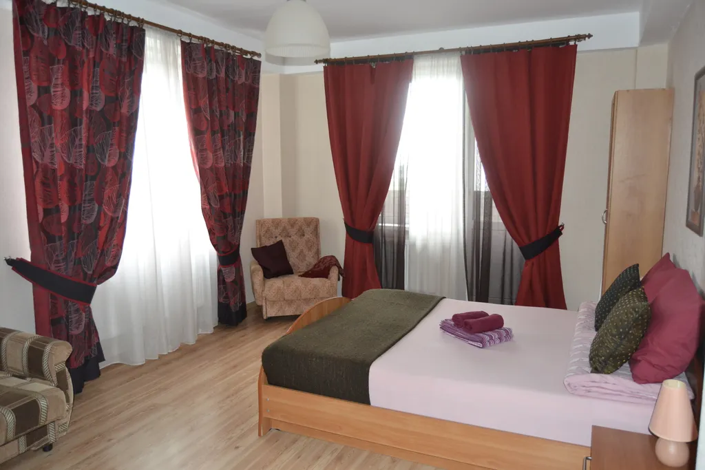 Красивые апартаменты с  видом из окна