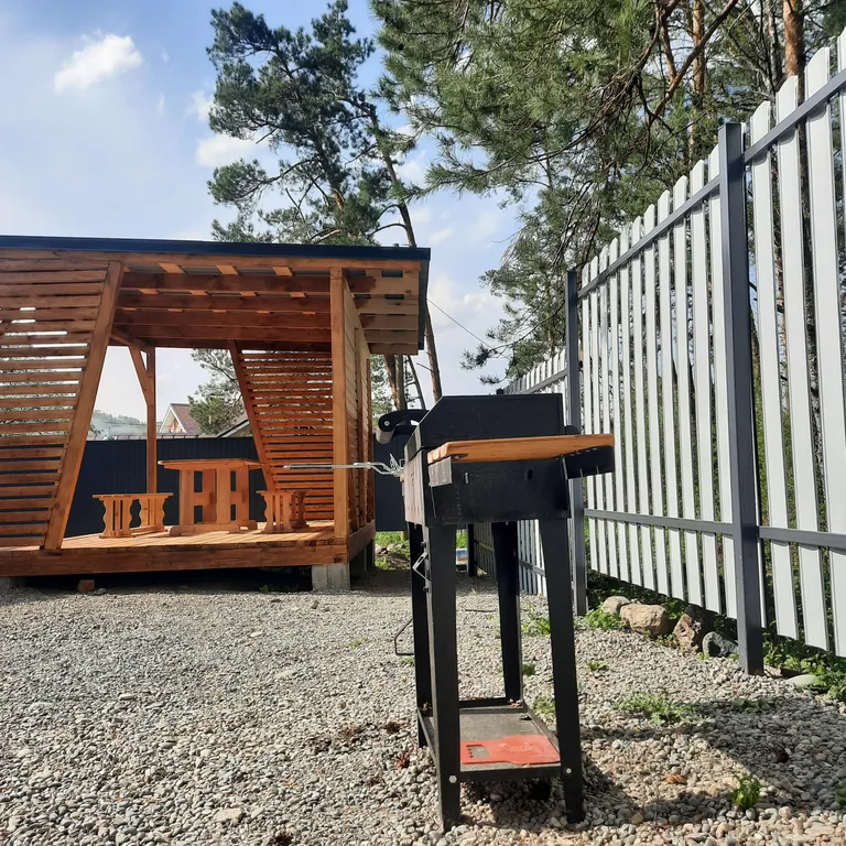 Гостевой дом в сосновом лесу в 15 минутах от курорта Манжерок