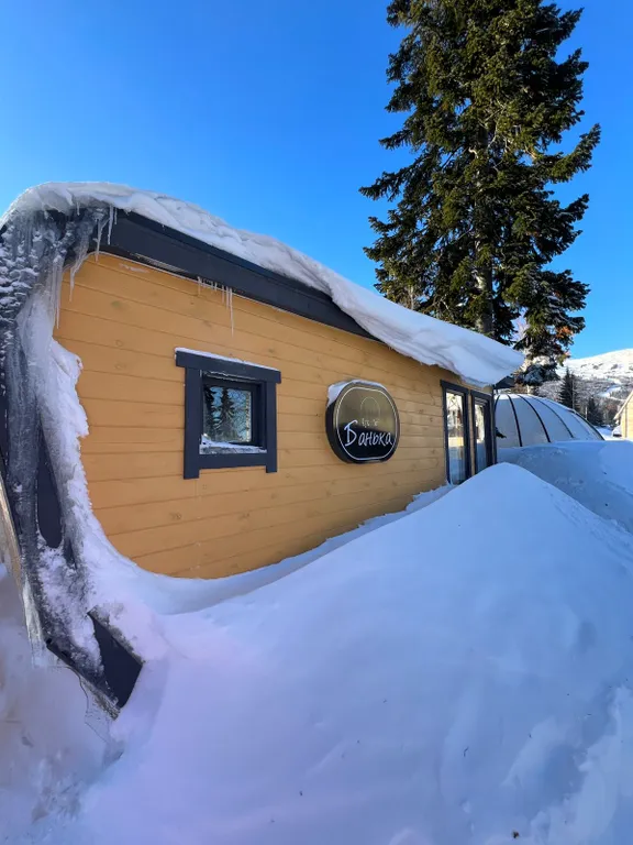 Большой дом на горе у подъемников