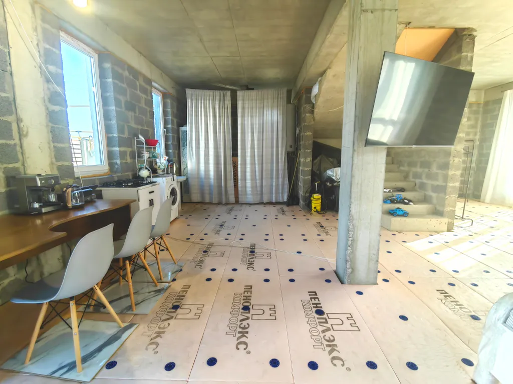 Дом с бассейном, но без ремонта