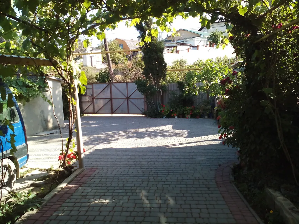 Отдельная часть дома возле бассейна с беседкой и кухней в саду