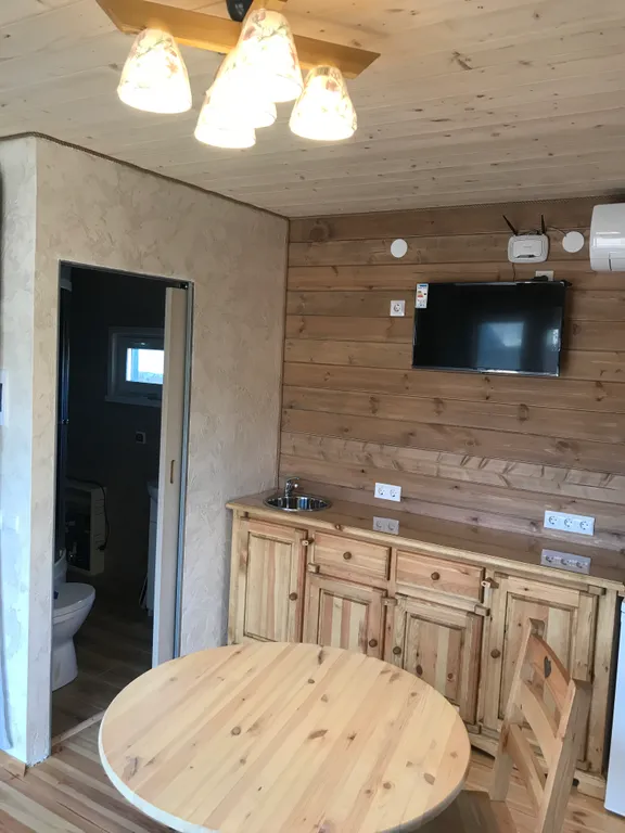 Деревенский отдых на берегу озера с городским комфортом